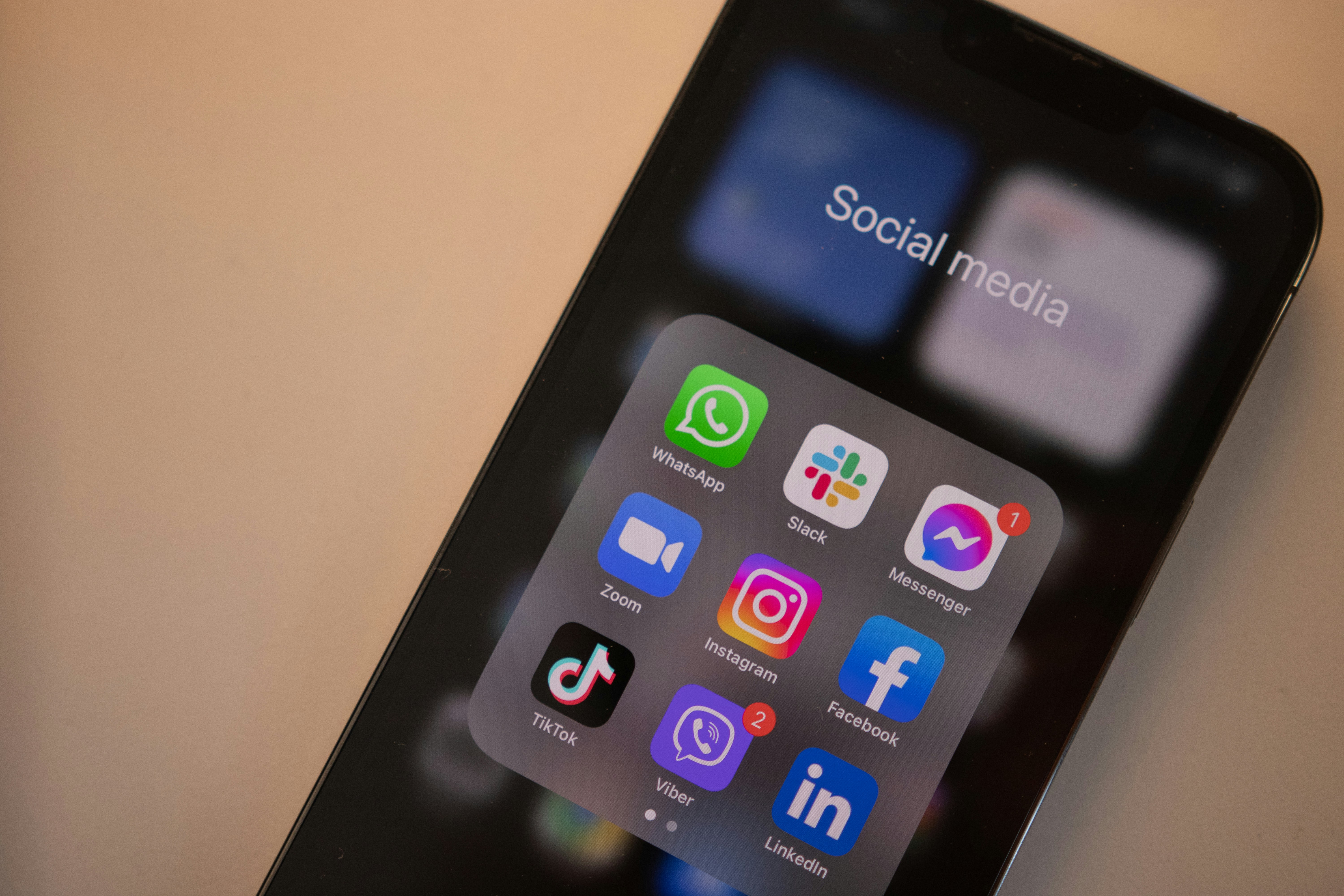 Do Cocomelon ao Tiktok: o mercado da dopamina e burnout